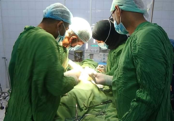 فريق طبي في هيئة مستشفى الثورة العام ينجح في إجراء عملية جراحية نوعية 