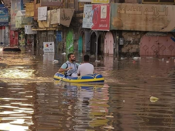 أمطار غزيرة تغرق شوارع في صنعاء وتعز والمواطنون يستعينون بقوارب صيد (صور)