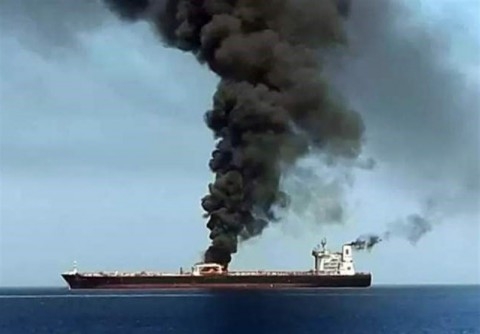 القوات الأمريكية تؤكد إصابة سفينة نفط بصاروخ باليستي أطلقه الحوثيون في البحر الأحمر