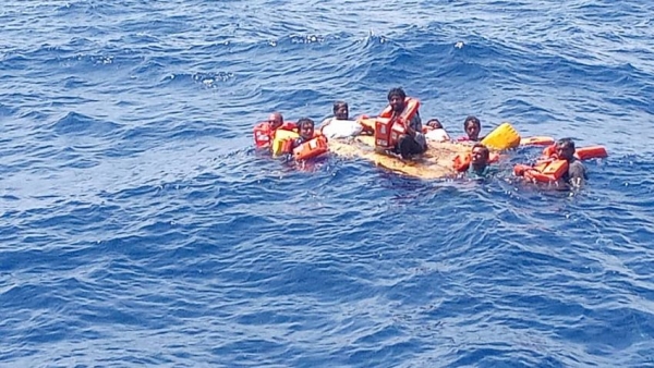 فقدان بحار وإنقاذ 8 آخرين من طاقم السفينة الهندية التي غرقت قبالة سقطرى