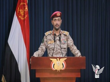 جماعة الحوثي تعلن استهداف ثلاث سفن في البحرين الأحمر والعربي.. إحداها أمريكية