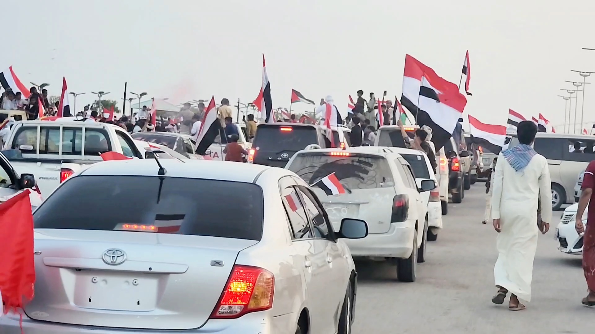 أبناء المهرة ينظمون مسيرة بالسيارات احتفاء بذكرى ثورة 26سبتمبر