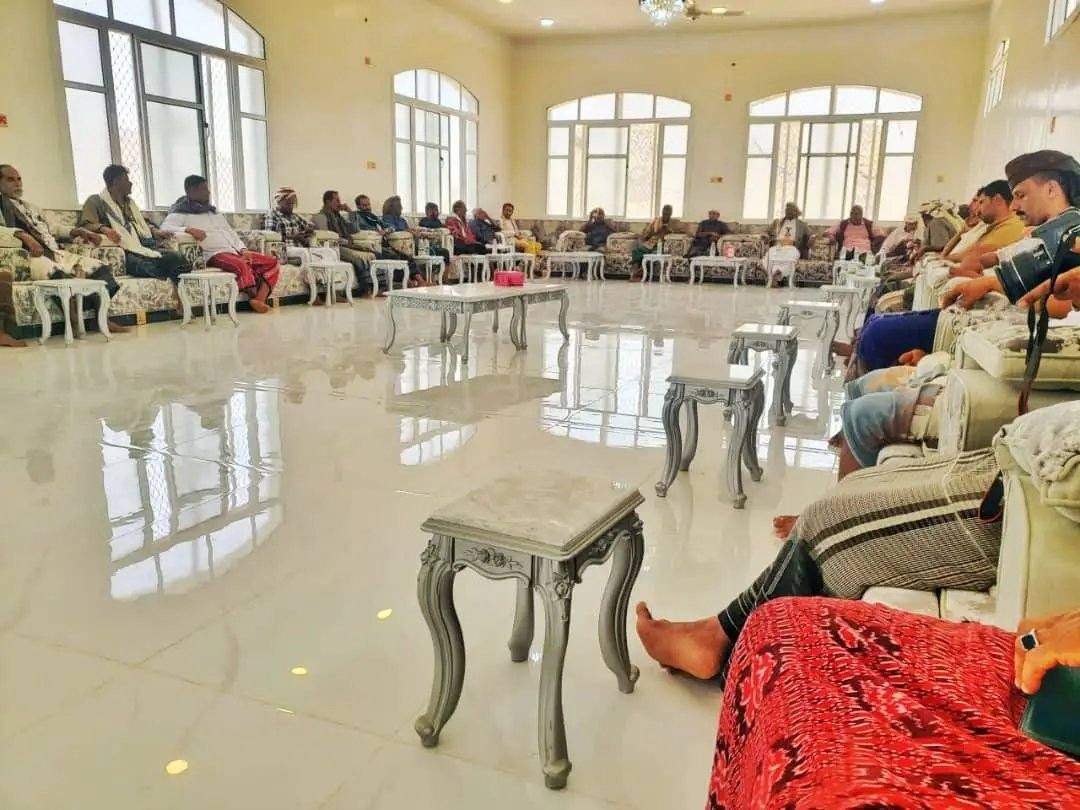 شيخ مشايخ سقطرى يستقبل قيادات أمنية وعسكرية وشخصيات اجتماعية لبحث أوضاع المحافظة 