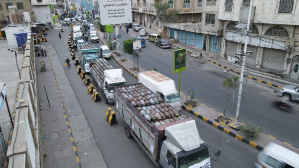 اعتصام مفتوح في تعز احتجاجا على احتجاز مقطورات الغاز واتهامات لمسؤولين بالتقصير والانحياز