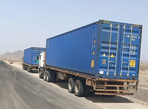 الضالع.. إيقاف شاحنات بضائع تابعة لمجموعة شركات هائل سعيد أنعم