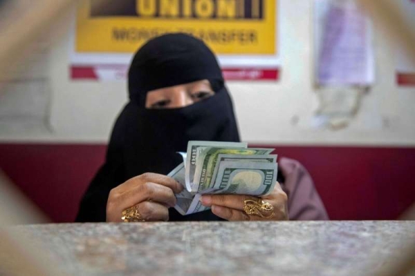 الحكومة اليمنية تحظر التعامل بالعملات الأجنبية في المعاملات التجارية والخدمية 
