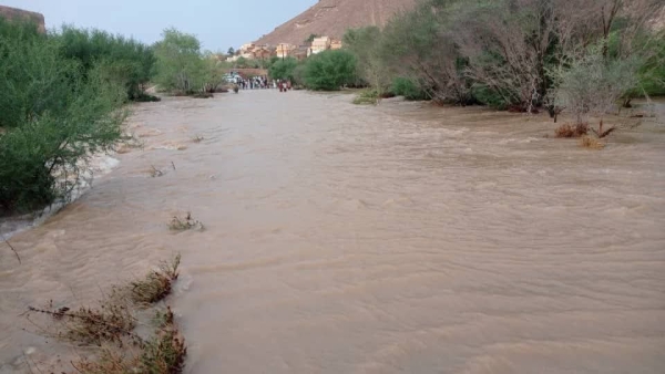أمطار غزيرة وسيول تجتاح غرب حضرموت والأرصاد يحذّر