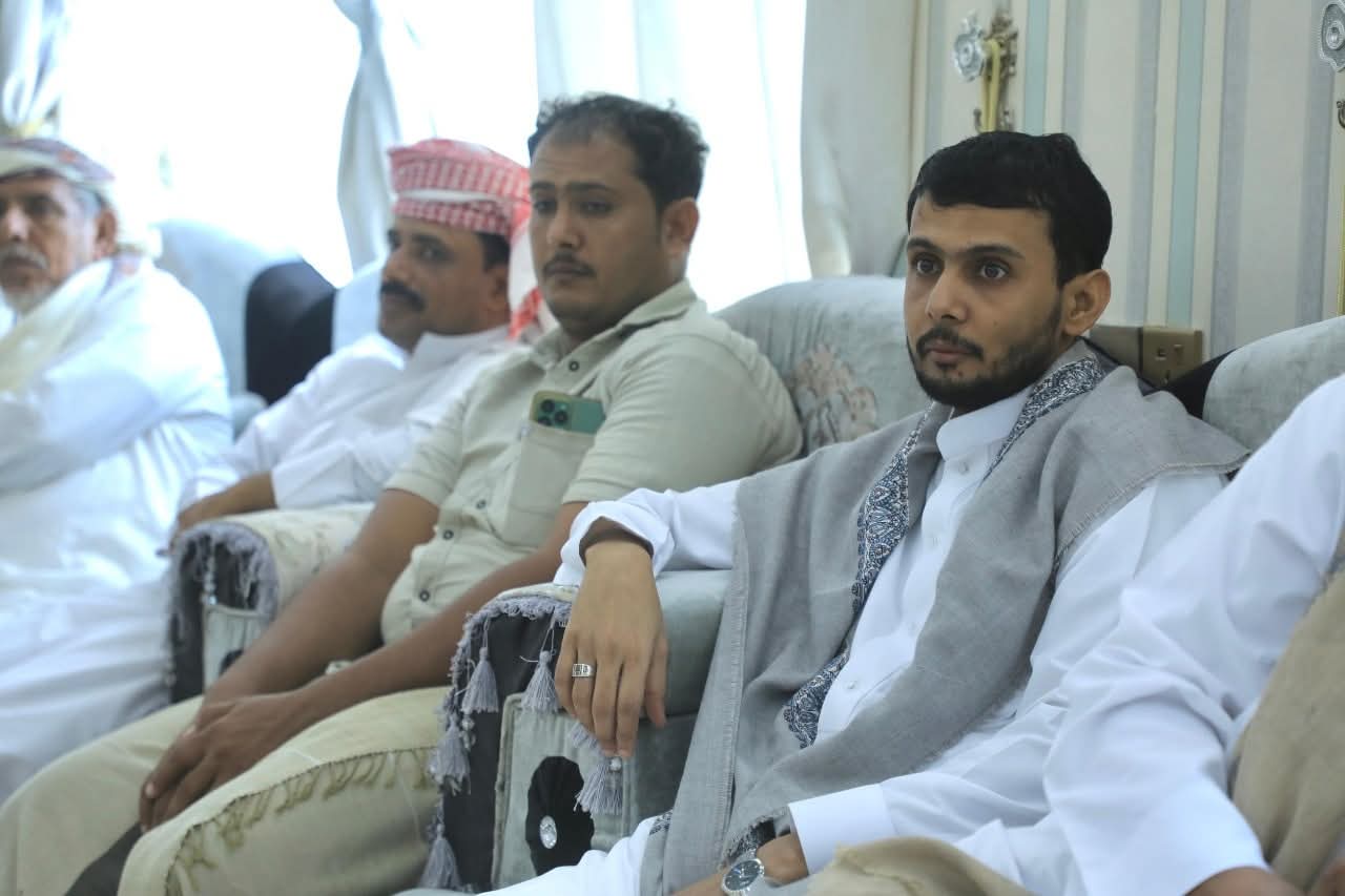 محافظ المهرة يعقد اجتماعًا موسعًا مع قيادات الأحزاب والمكونات السياسية بالمحافظة