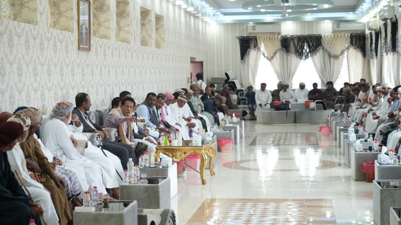 محافظ المهرة يترأس اجتماعاً موسعاً مع الشيوخ والشخصيات الاجتماعية والمكونات السياسية