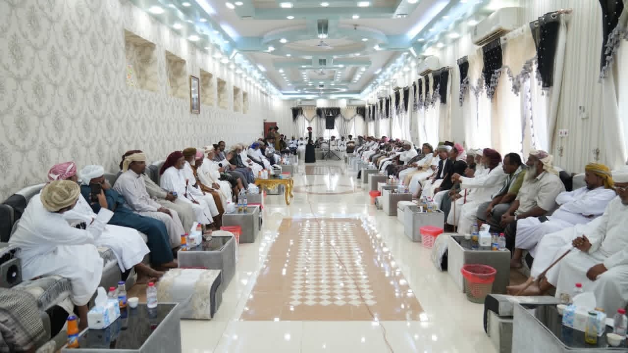 محافظ المهرة بن ياسر يعقد لقاءً تشاوريًا مع الشيوخ والأعيان لتعزيز التهدئة والحفاظ على الاستقرار 