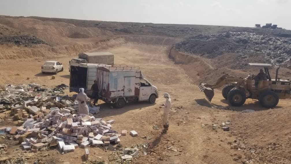 مكتب الصناعة والتجارة بالمهرة يتلف أربعة أطنان من مواد غذائية منتهية الصلاحية 