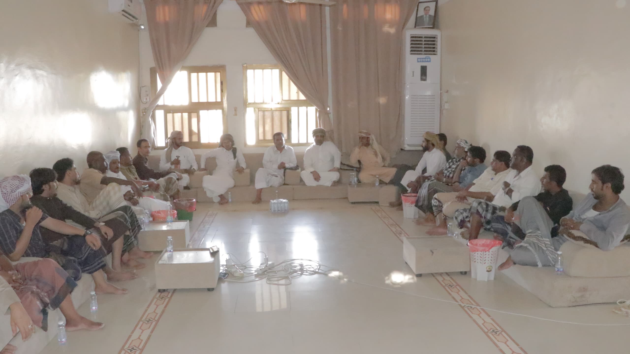 رئيس الدائرة الأمنية في لجنة اعتصام المهرة يرأس إجتماعا لإعتصام الغيضة لمناقشة أخر المستجدات 