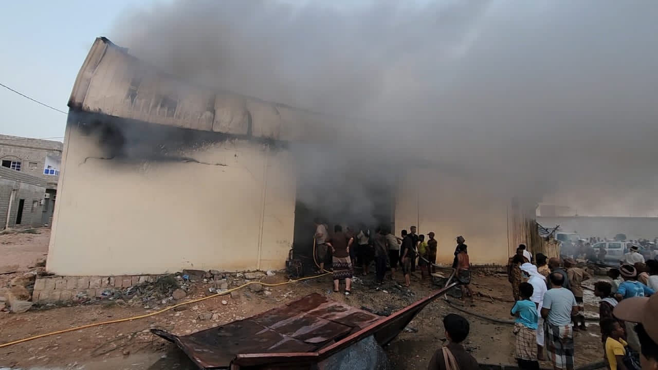 حريق هائل يلتهم مستودع بطاريات وألواح شمسية وسط مدينة الغيضة 