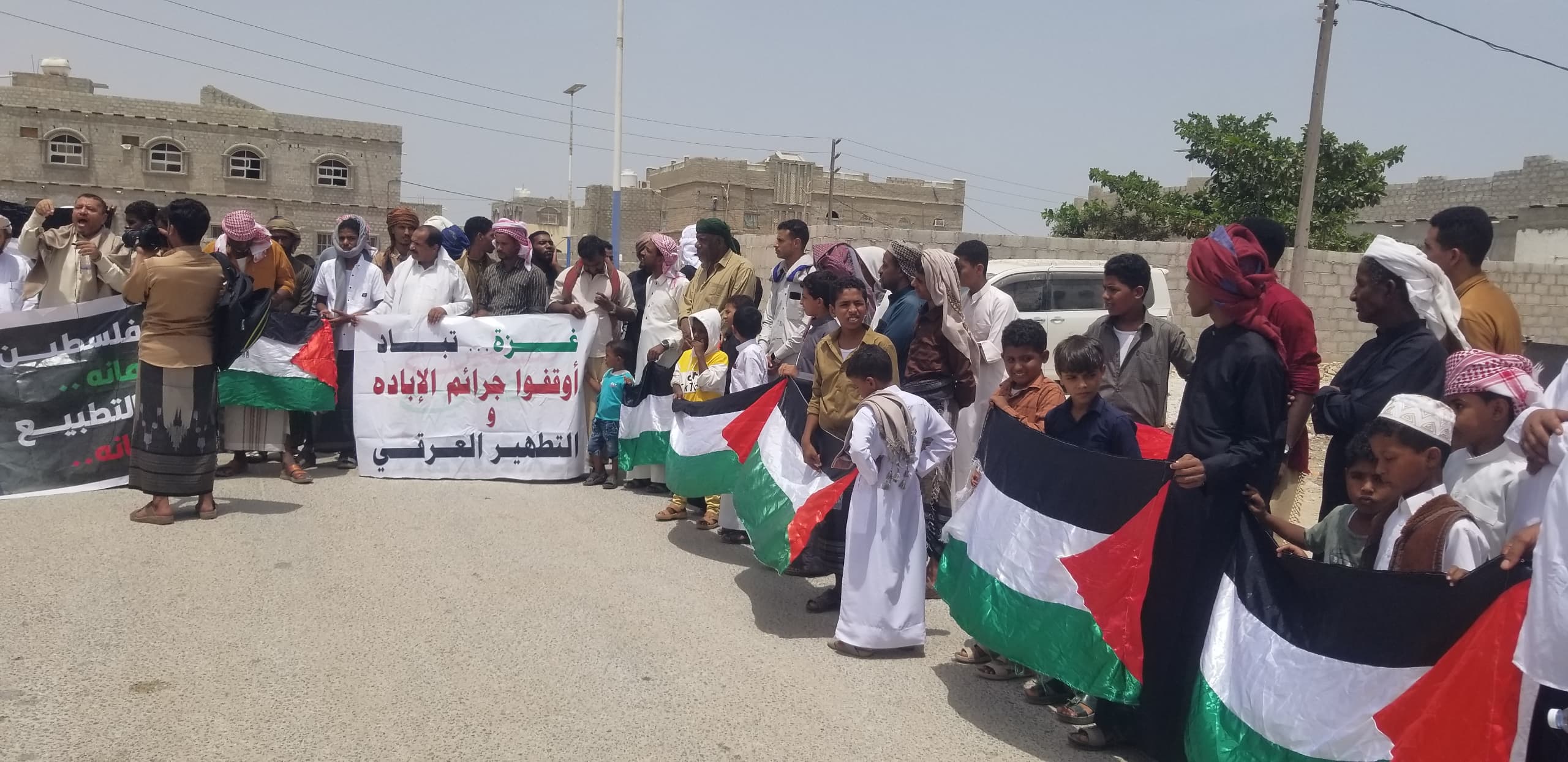 المهرة :وقفة تضامنية حاشدة في منطقة العبري نصرةً لغزة وتنديداً بالعدوان