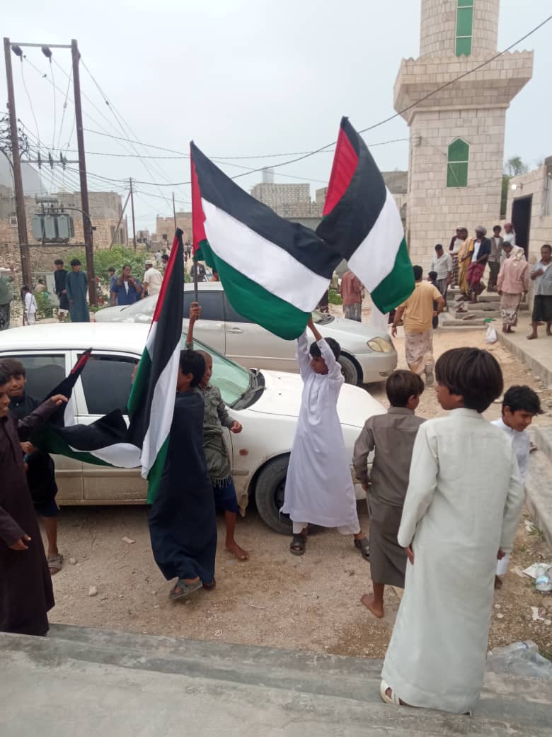 المهرة:وقفة احتجاجية لأهالي منطقة دمقوت بحوف تضامنًا مع غزة وتنديدًا بالحصار والتجويع