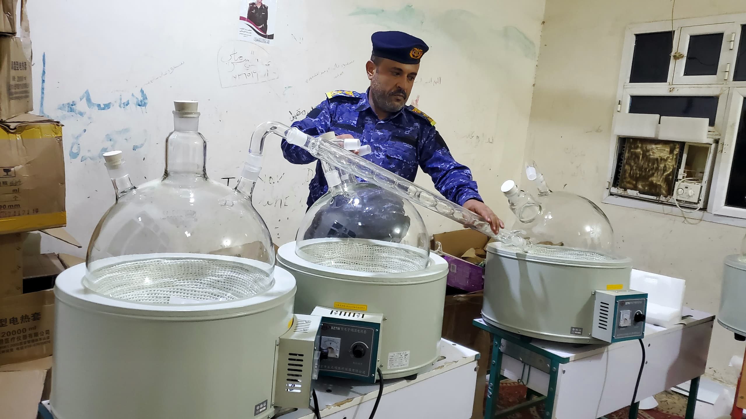 أمن المهرة يحبط محاولة إنشاء مصنع لإنتاج المخدرات في مديرية شحن  