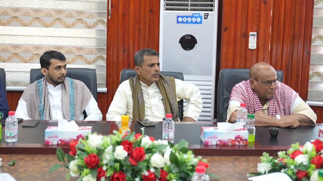 لجنة الاعتصام تشارك في اجتماع المحافظ والمكونات السياسية وتشدد على حماية مصالح أبناء محافظة المهرة