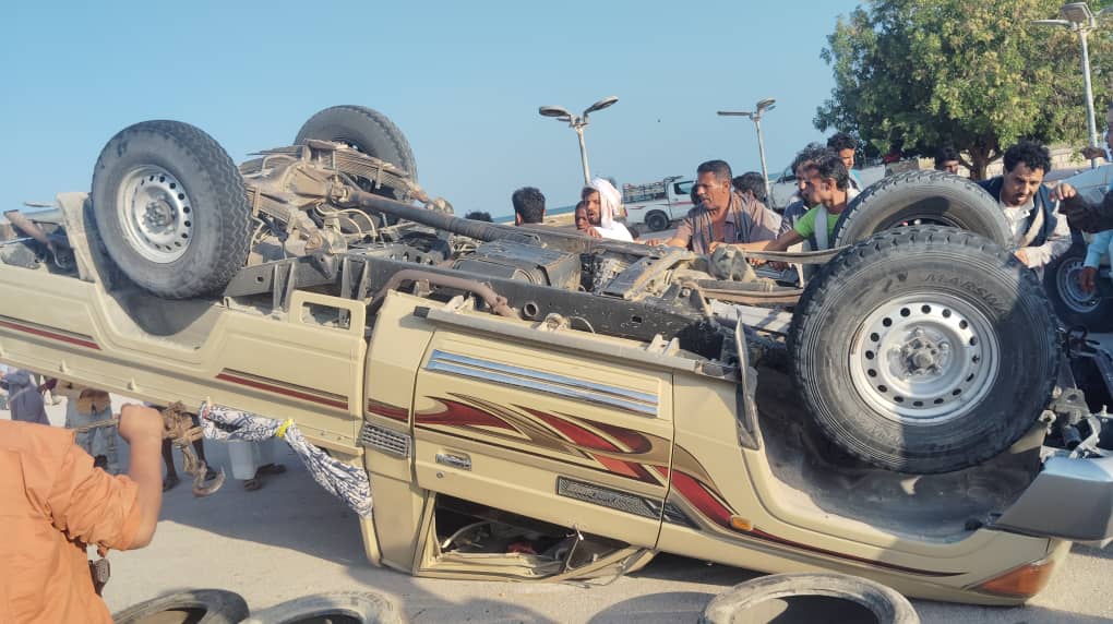 انقلاب سيارة بالغيضة وتضرر سائقها بسبب التفحيط