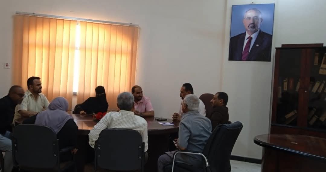 جدل في عدن بسبب الإبقاء على صورة الزُبيدي بمكتب المهندس العقربي رئيس صندوق صيانة الطرق رغم قرار إيقافه